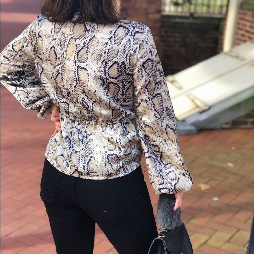 Last 1✨Gwyneth Snake Print Puff Sleeve Top - Picture 7 of 8